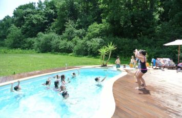 petrecere copii in aer liber la piscina - TreeHouse cosoba pool