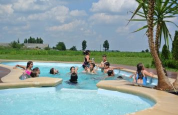 petrecere copii in aer liber la piscina - TreeHouse cosoba pool