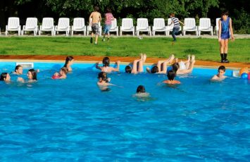 petrecere copii in aer liber la piscina - TreeHouse cosoba pool