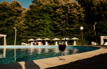 petrecere piscina in natura in aer liber