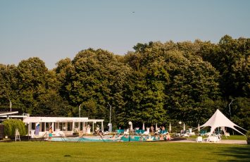 petrecere piscina in natura in aer liber