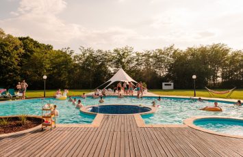 petrecere piscina in natura in aer liber