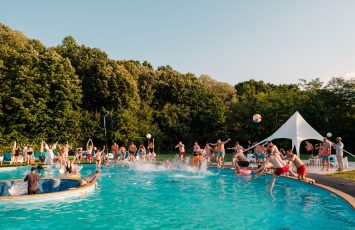 petrecere piscina in natura in aer liber